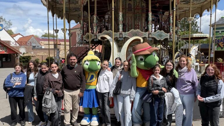 Des enseignants créent des fiches de révision pour des examens dans un parc d’attractions.