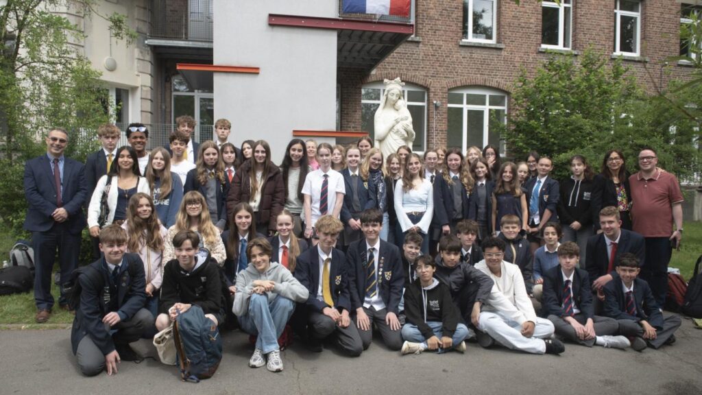 Jumelage entre le collège français Lacordaire et le collège anglais de Stratford-Upon-Avon pour renforcer les échanges culturels.