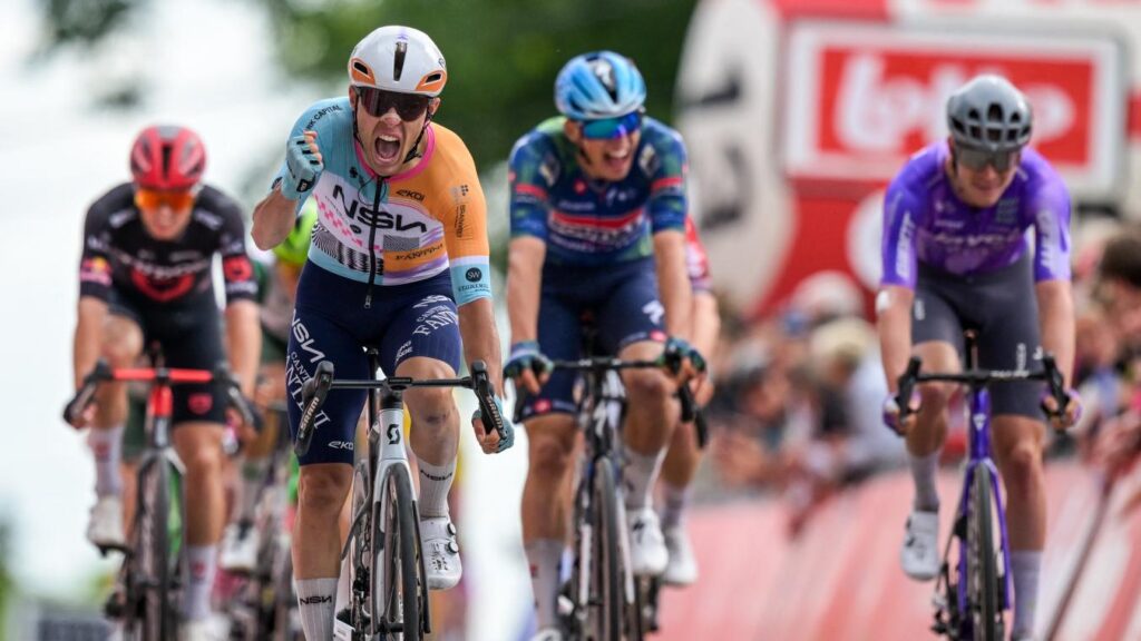Corbin Strong remporte le Circuit Franco-Belge, devançant Paul Magnier au classement.