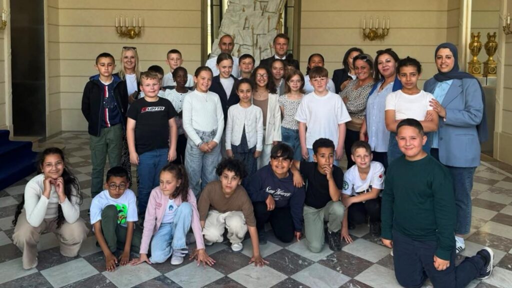 Emmanuel Macron reçoit une classe de CM2 de l’école Lenglet de Douai à l’Élysée
