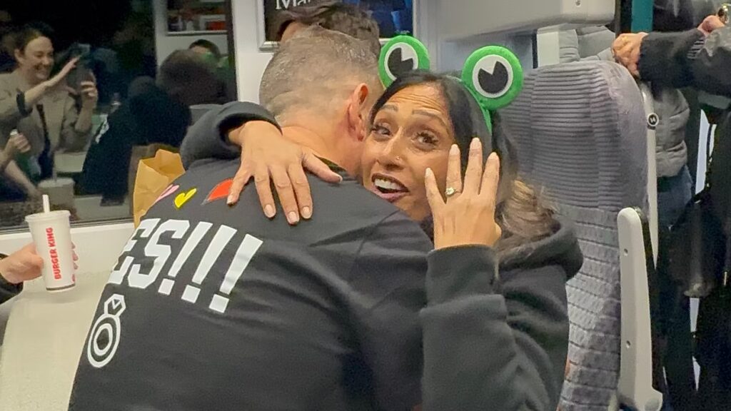 Une rencontre dans un train mène à une demande en mariage en France.