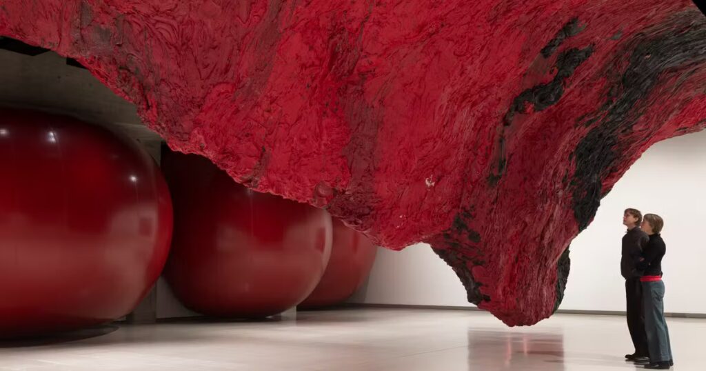 Anish Kapoor présente à Londres une exposition explorant le concept du sublime.