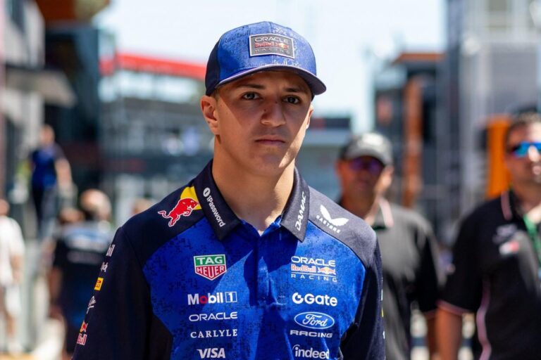 Isack Hadjar critique la proposition de Carlos Sainz de changer de voiture tous les deux Grands Prix.