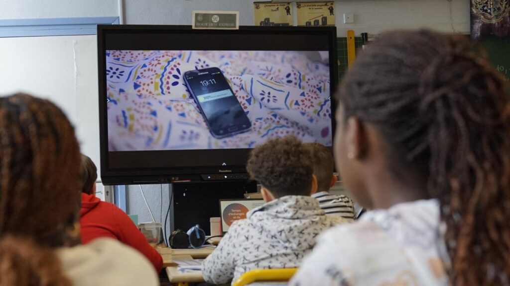 Des policiers de Douai sensibilisent les enfants au cyberharcèlement et à ses dangers.