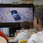 Des policiers de Douai sensibilisent les enfants au cyberharcèlement et à ses dangers.