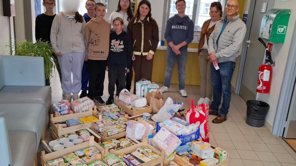 Les élèves du collège Saint-Exupéry d’Hautmont collectent des fonds pour les Restos du Cœur.