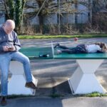 Des psychologues alertent sur la technoférence chez les parents et ses conséquences sur les enfants.