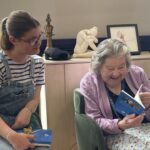 Tourcoing : des lycéennes réalisent des biographies de seniors pour préserver la mémoire.