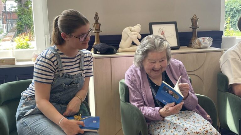 Tourcoing : des lycéennes réalisent des biographies de seniors pour préserver la mémoire.