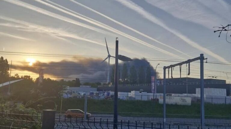 Incendie majeur dans un entrepôt à Liège : les citoyens invités à éviter le secteur.