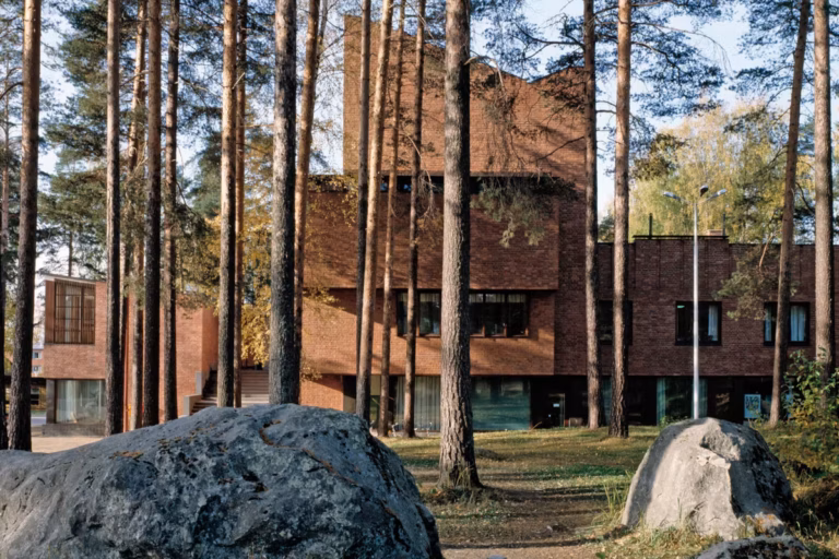 En Finlande, l’héritage d’Alvar Aalto dans l’architecture moderniste contemporain.
