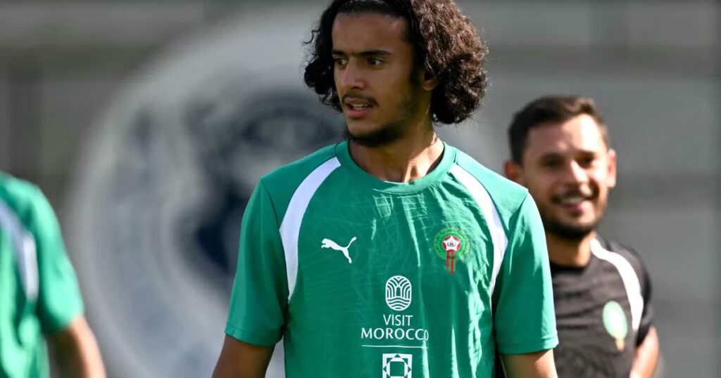 Ayyoub Bouaddi, jeune tacticien marocain, ne rejoint pas les Bleus malgré des discussions.