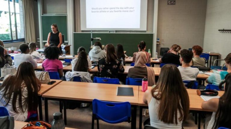 Chaleur dans les écoles : deux syndicats bruxellois dénoncent une circulaire dangereuse