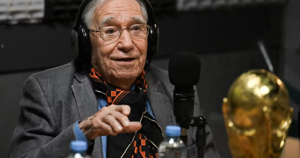 Macaya Márquez, 91 ans, prépare sa 18e Coupe du monde en tant que commentateur sportif.