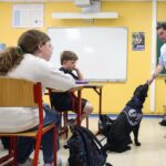Une femelle labrador soutient le bien-être et la réussite scolaire des élèves en Vendée.