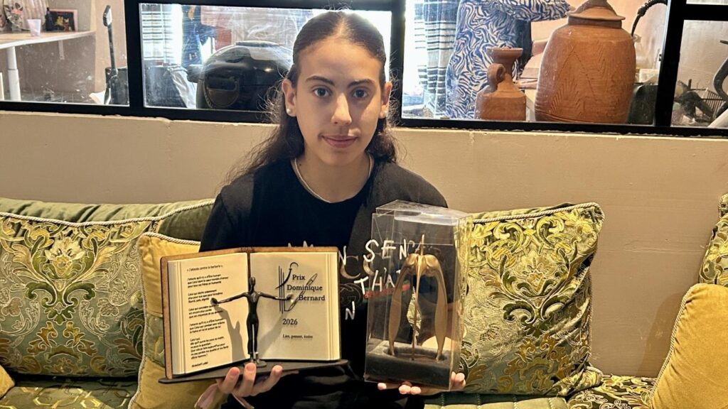 Soumaya, jeune Liévinoise, reçoit le prix Dominique-Bernard pour son récit de fraternité.