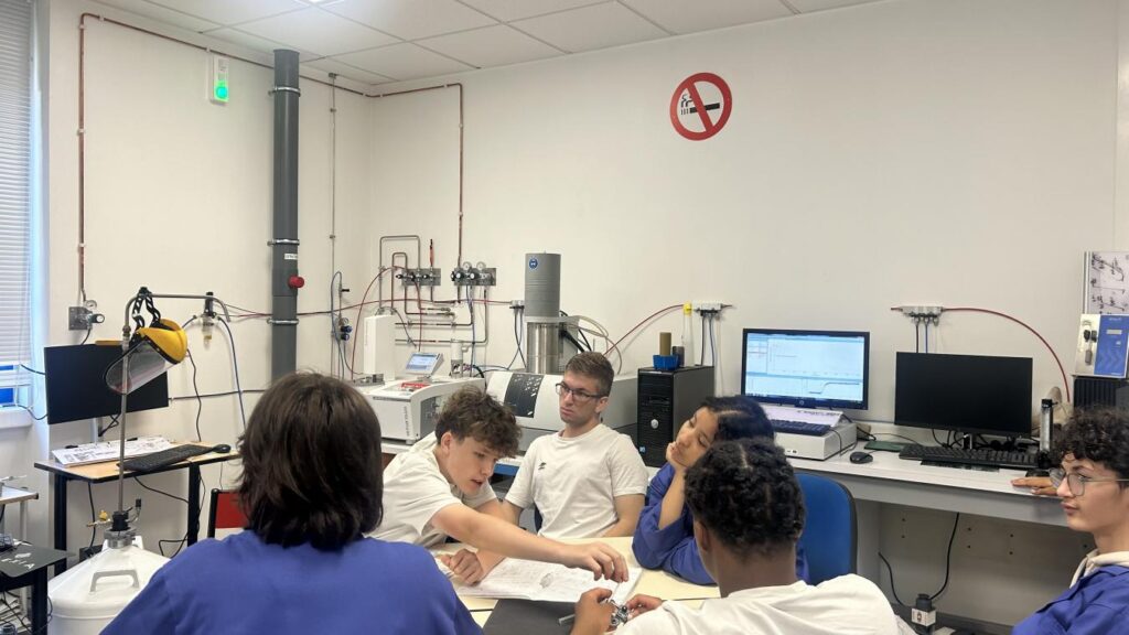 Dix lycéens de Centrale explorent la métallurgie et remettent en question les stéréotypes professionnels.