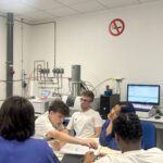 Dix lycéens de Centrale explorent la métallurgie et remettent en question les stéréotypes professionnels.