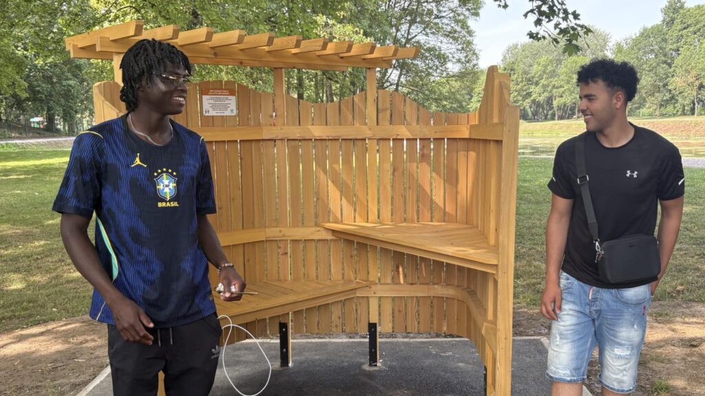 Des lycéens construisent un banc d’allaitement au parc de la Glissoire pour préserver l’intimité des mamans.