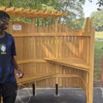 Des lycéens construisent un banc d’allaitement au parc de la Glissoire pour préserver l’intimité des mamans.