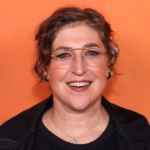 Mayim Bialik interrompt son traitement Ozempic après une injection en raison d&rsquo;effets secondaires.