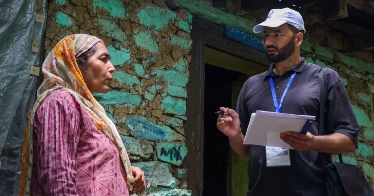 Inde : Compte des Indiens dans des villages désertés sous une chaleur de 42 °C