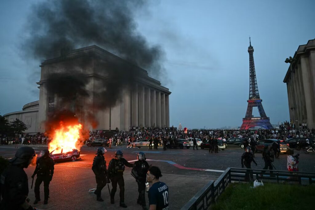 Violences à Paris après la victoire du PSG : tensions entre jeunes et forces de l’ordre.