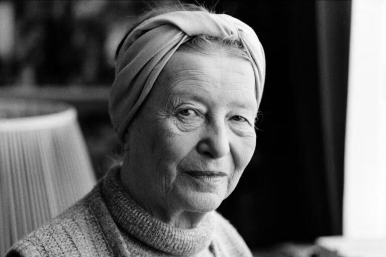 Simone de Beauvoir remet en question l’expression « dame de lettres » dans un essai critique.