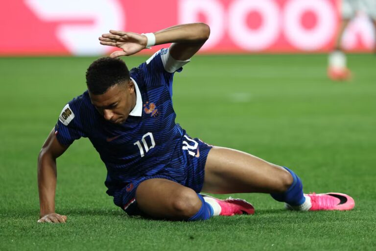 Mbappé confronté à une tempête médiatique après la Coupe du Monde au Mexique.