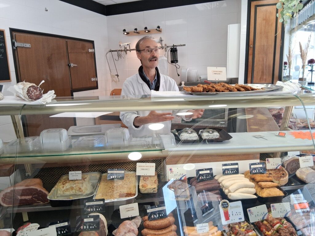 Près d’Elbeuf, un couple de commerçants historiques cherche un repreneur pour leur activité.