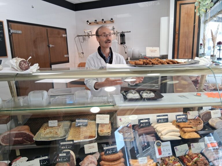 Près d’Elbeuf, un couple de commerçants historiques cherche un repreneur pour leur activité.