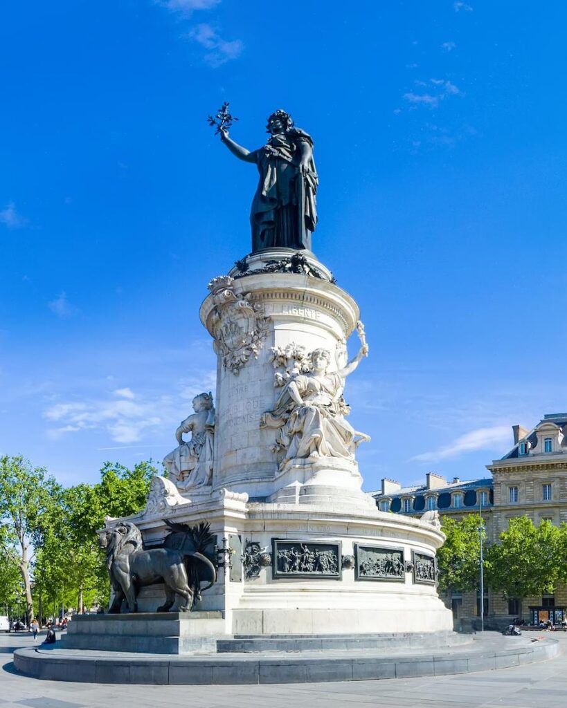 Une alternance politique est légitime. Le débat porte sur la manière dont le pouvoir est exercé et sur le respect du pluralisme démocratique.