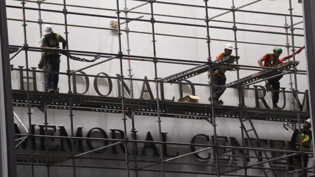 Le nom de Trump retiré de la façade d’une institution américaine prestigieuse.