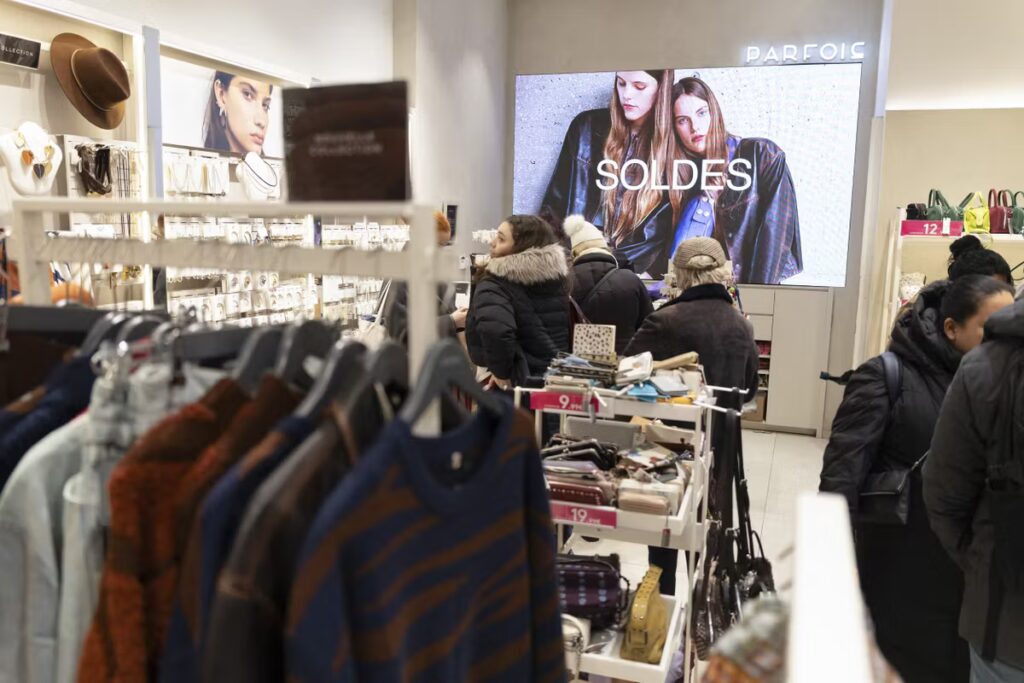 Consommation de vêtements neufs en France : 43 habits achetés par personne en 2025.