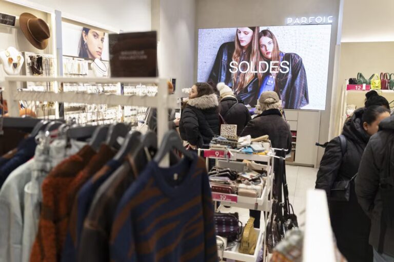 Consommation de vêtements neufs en France : 43 habits achetés par personne en 2025.