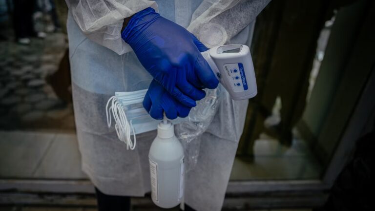 Premier cas d’Ebola détecté en France, suscitant des inquiétudes sanitaires.