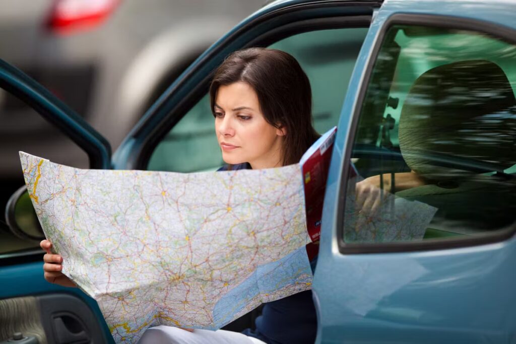 La carte routière abandonnée crée des désagréments pour les usagers en France.
