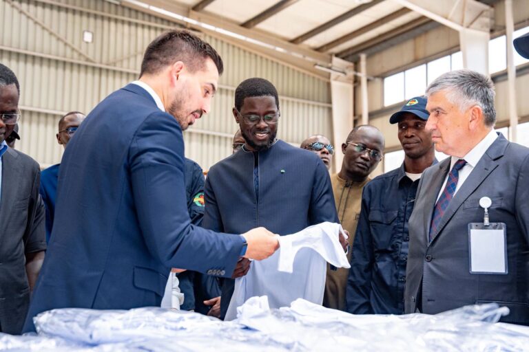 Visite du Chef de l’État : Lancement des travaux de la gare de Sébikotane et d’une usine textile à Diamniadio.