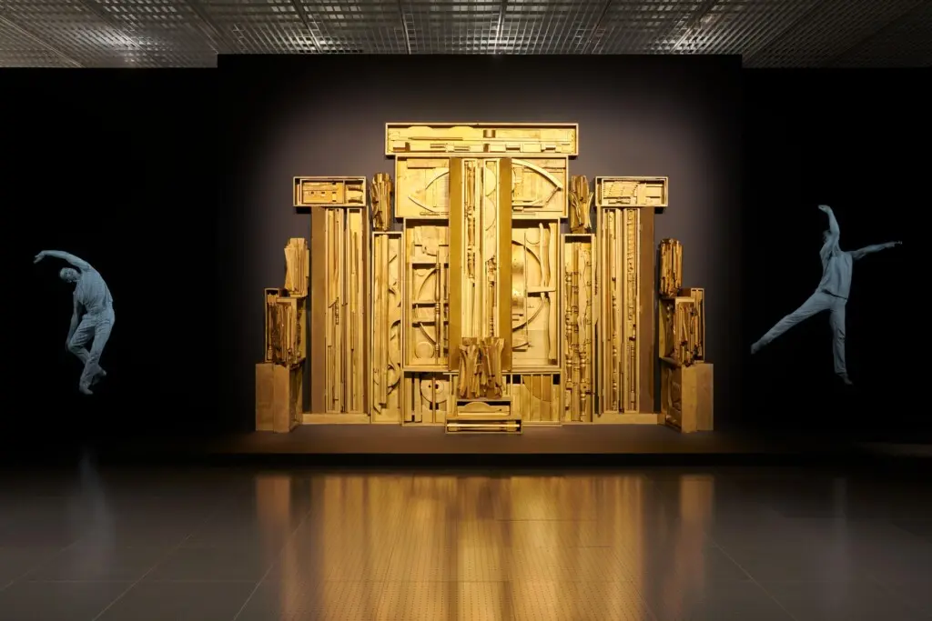 Louise Nevelson présente « Mrs. N’s Palace » au Museum of Modern Art à New York.