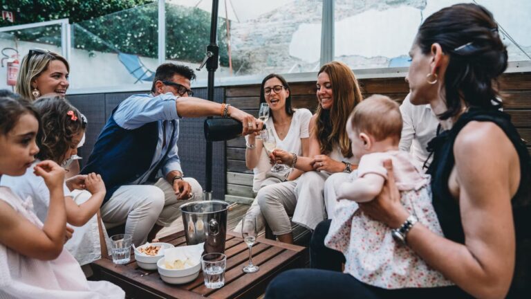 La consommation d’alcool en présence d’enfants soulève des questions sur sa banalisation.