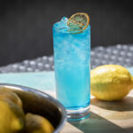 Un cocktail québécois au curaçao : Bleu comme l’été fait sensation dans les bars.