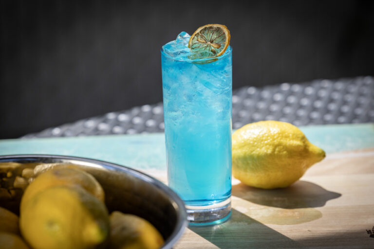 Un cocktail québécois au curaçao : Bleu comme l’été fait sensation dans les bars.