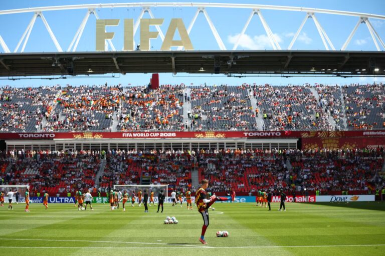La Coupe du Monde de Football soulève des questions sur la durabilité économique et climatique.
