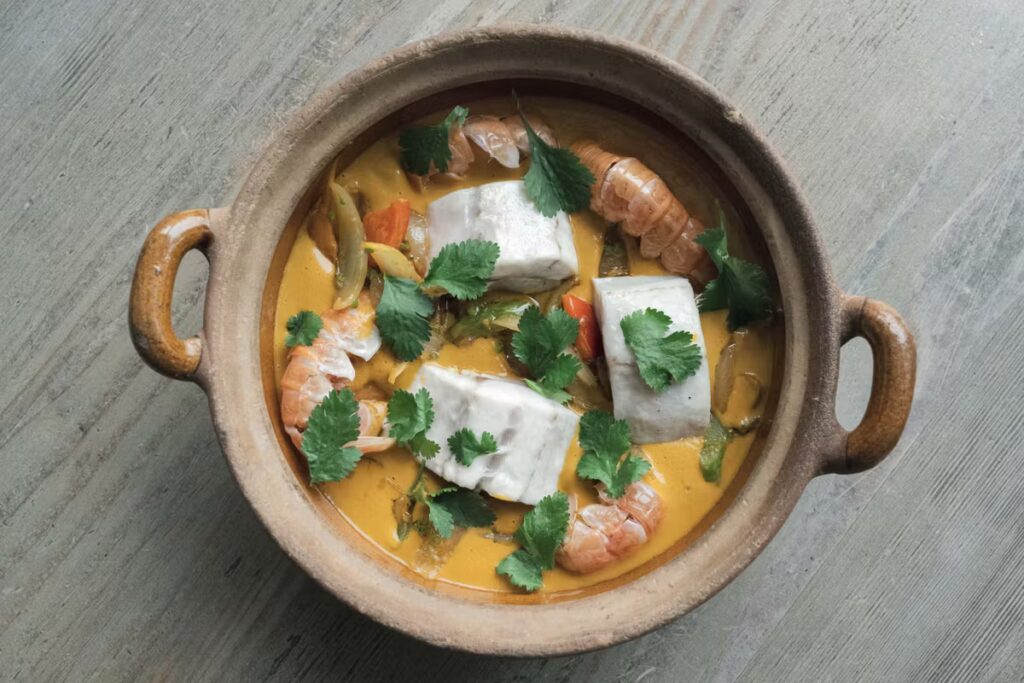 Recette de moqueca de bar et langoustines, spécialité culinaire brésilienne.