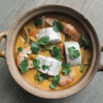 Recette de moqueca de bar et langoustines, spécialité culinaire brésilienne.