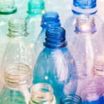 Élus se retirent de la concertation sur la consigne des bouteilles en plastique en France.