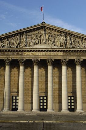 Le gouvernement abandonne le projet de loi sur l’État local en raison de tensions politiques.