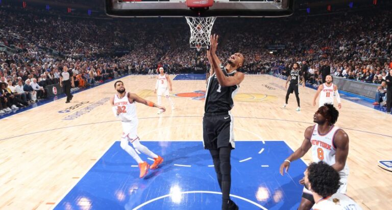 Wembanyama contribue à la victoire des Spurs contre les adversaires en NBA