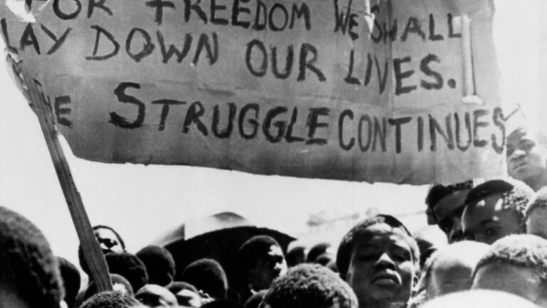 Soweto : 50 ans après, l’héritage des émeutes sur la lutte anti-apartheid en Afrique du Sud.