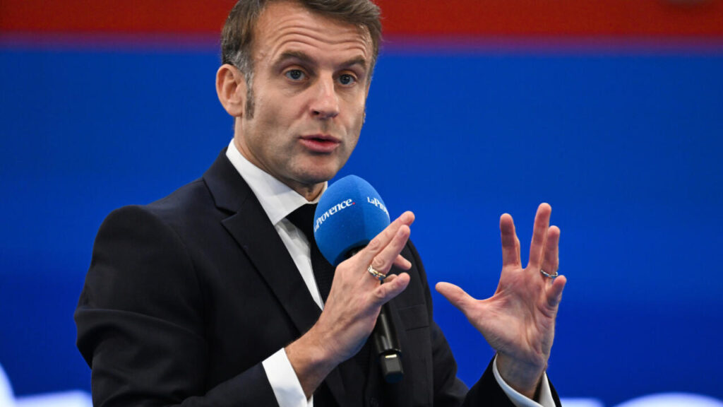 Un président africain contacte Macron face à des rumeurs de coup d’État en France.
